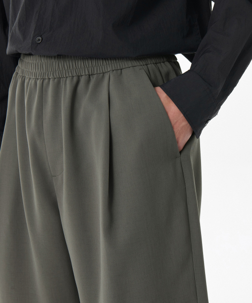 MUSINSA STANDARD（ムシンサスタンダード）の「リネンライクワンタックワイドバンディングショーツ[カーキグレー]（その他パンツ・メンズ・その他・40/26/28/38/42/36/34/32/30）」の3枚目の写真