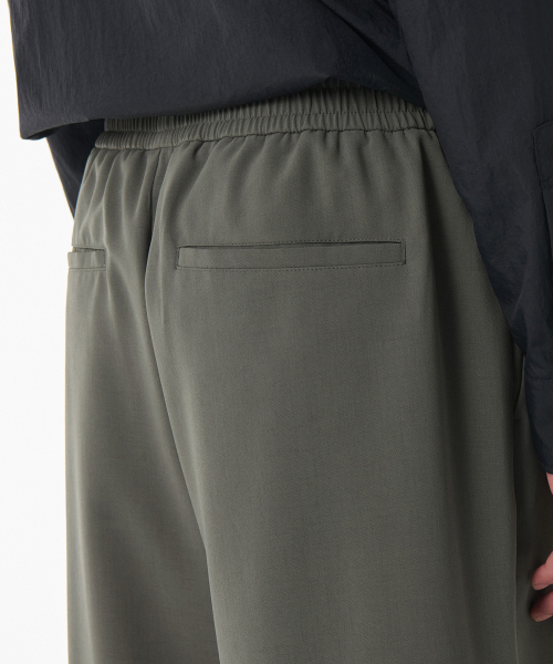 MUSINSA STANDARD（ムシンサスタンダード）の「リネンライクワンタックワイドバンディングショーツ[カーキグレー]（その他パンツ・メンズ・その他・40/26/28/38/42/36/34/32/30）」の4枚目の写真
