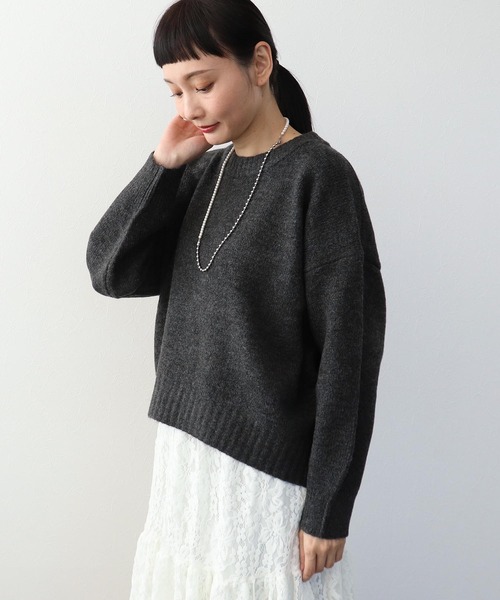 Three Four Time（ｽﾘｰﾌｫｰﾀｲﾑ）の「クルーネックショートプルオーバー（ニット/セーター・レディース・チャコールグレー/ターコイズブルー/レッド・FREE）」の5枚目の写真