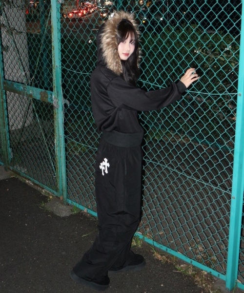 tinkerend(ティンカーエンド)の「Fur Short Hoodie / ショート丈ファーフーディー 裏起毛(パーカー・レディース・ブラック/グレー・FREE)」の13枚目の写真