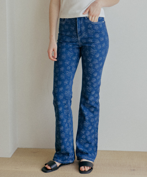 YUPPE(ヨッペ)の「FLOWER DENIM PANTS_BLUE(デニムパンツ・レディース・その他・SMALL/MEDIUM)」の4枚目の写真