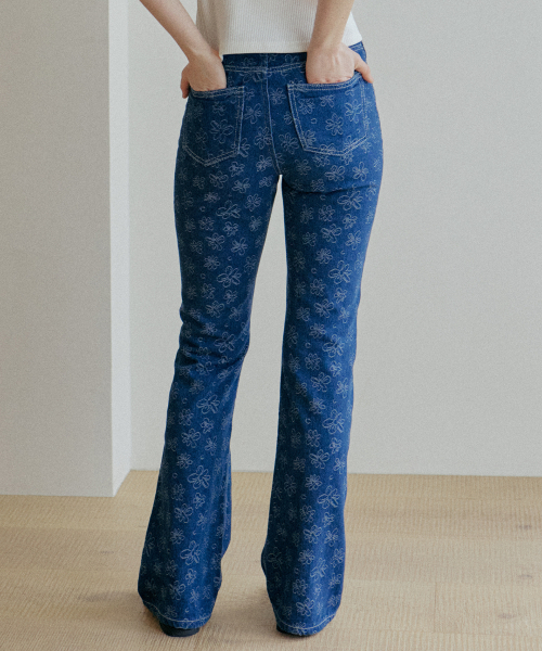 YUPPE(ヨッペ)の「FLOWER DENIM PANTS_BLUE(デニムパンツ・レディース・その他・SMALL/MEDIUM)」の3枚目の写真
