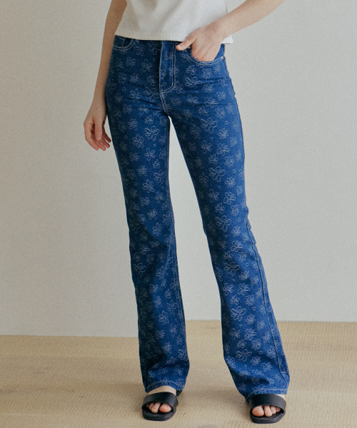 YUPPE(ヨッペ)の「FLOWER DENIM PANTS_BLUE(デニムパンツ・レディース・その他・SMALL/MEDIUM)」の2枚目の写真