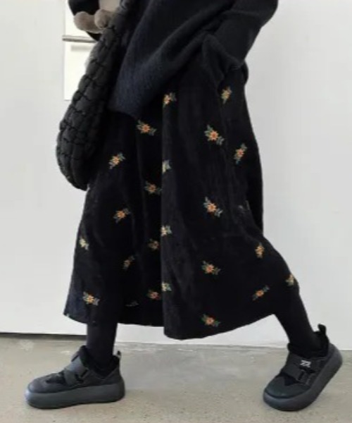 Diosfront（ディオスフロント）の「花柄刺繍コーヂュロイスカート（スカート・レディース・ブラック/モカ/ブルー・FREE）」の2枚目の写真