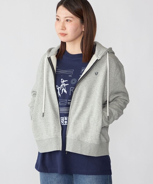 SHIPS(シップス)の「【WEB限定】SHIPS: クロップド ワイド ワンポイント ロゴ ジップアップ フーディー(パーカー・メンズ・ベージュ/オリーブ/グレー/ロイヤルブルー・SMALL/X-LARGE/LARGE/MEDIUM)」の2枚目の写真