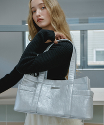 MACOI（マッコイ）の「ビッグスクエアレザーバゲットショルダードットバッグ[シルバー]（ショルダーバッグ）」