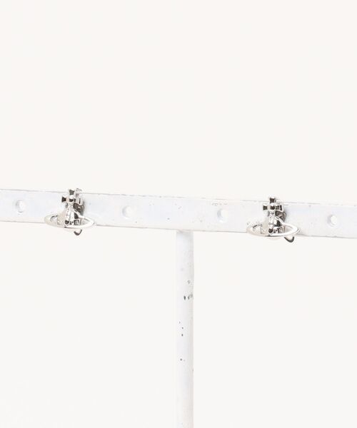 Vivienne Westwood(ヴィヴィアンウエストウッド)の「LORELEI STUD EARRINGS(ピアス(両耳用)・レディース・ブラック/シルバー/ゴールド/ピンクゴールド・FREE)」の3枚目の写真