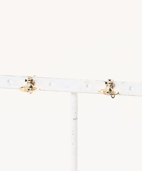 Vivienne Westwood(ヴィヴィアンウエストウッド)の「LORELEI STUD EARRINGS(ピアス(両耳用)・レディース・ブラック/シルバー/ゴールド/ピンクゴールド・FREE)」の1枚目の写真