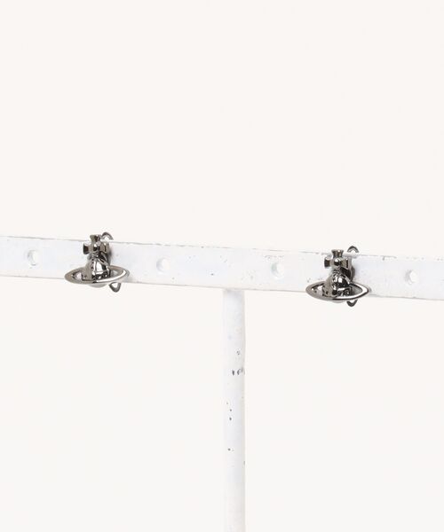 Vivienne Westwood(ヴィヴィアンウエストウッド)の「LORELEI STUD EARRINGS(ピアス(両耳用)・レディース・ブラック/シルバー/ゴールド/ピンクゴールド・FREE)」の2枚目の写真