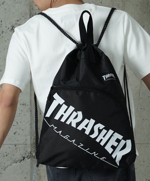 THRASHER（スラッシャー）の「"02"≪THRASHER≫カーブポケット ブランドロゴ ナップサック（バックパック/リュック・メンズ・ブラック×イエロー/ブラック×ホワイト/ブラック・ONE SIZE）」の2枚目の写真