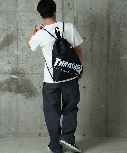 THRASHER（スラッシャー）の「"02"≪THRASHER≫カーブポケット ブランドロゴ ナップサック（バックパック/リュック・メンズ・ブラック×イエロー/ブラック×ホワイト/ブラック・ONE SIZE）」の6枚目の写真