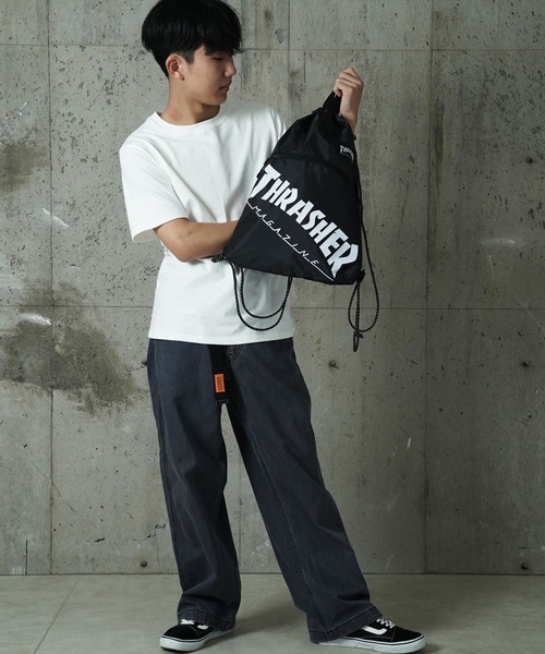 THRASHER（スラッシャー）の「"02"≪THRASHER≫カーブポケット ブランドロゴ ナップサック（バックパック/リュック・メンズ・ブラック×イエロー/ブラック×ホワイト/ブラック・ONE SIZE）」の8枚目の写真