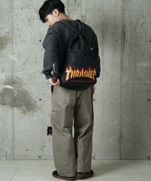 THRASHER（スラッシャー）の「"02"≪THRASHER≫カーブポケット ブランドロゴ ナップサック（バックパック/リュック・メンズ・ブラック×イエロー/ブラック×ホワイト/ブラック・ONE SIZE）」の10枚目の写真