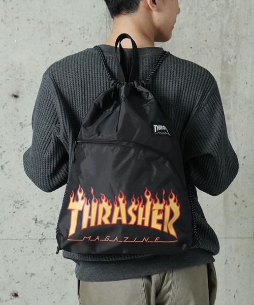 THRASHER（スラッシャー）の「"02"≪THRASHER≫カーブポケット ブランドロゴ ナップサック（バックパック/リュック・メンズ・ブラック×イエロー/ブラック×ホワイト/ブラック・ONE SIZE）」の4枚目の写真