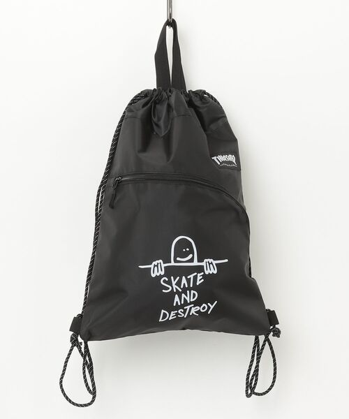 THRASHER（スラッシャー）の「"02"≪THRASHER≫1ポケット/4L カーブポケット ブランドロゴ ナップサック（バックパック/リュック・メンズ・ブラック×イエロー/ブラック×ホワイト/ブラック・ONE SIZE）」の4枚目の写真