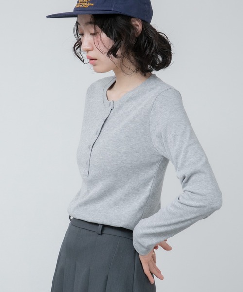 HEILIS(ヘイリス)の「ヘンリーネックリブカットソー / 長袖 Tシャツ カットソー トップス 春服 秋服 冬服 ブラック グレー オフホワイト 白 黒 韓国 ノームコア シンプル カジュアル ガーリー レイヤード インナー(Tシャツ/カットソー・レディース・ブルー/ホワイト/グレー・FREE)」の16枚目の写真