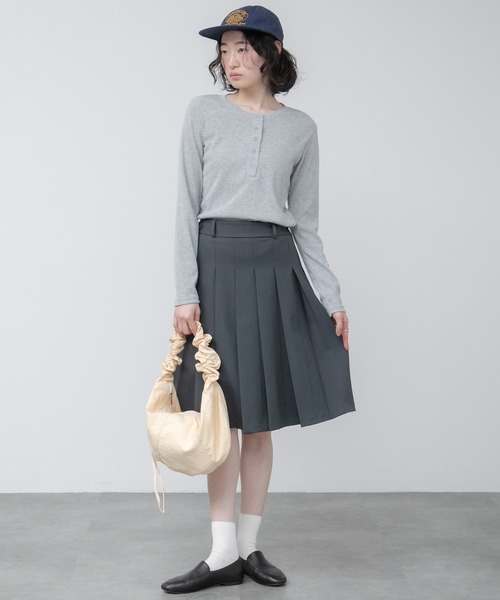 HEILIS(ヘイリス)の「ヘンリーネックリブカットソー / 長袖 Tシャツ カットソー トップス 春服 秋服 冬服 ブラック グレー オフホワイト 白 黒 韓国 ノームコア シンプル カジュアル ガーリー レイヤード インナー(Tシャツ/カットソー・レディース・ブルー/ホワイト/グレー・FREE)」の19枚目の写真