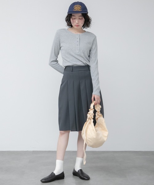 HEILIS(ヘイリス)の「ヘンリーネックリブカットソー / 長袖 Tシャツ カットソー トップス 春服 秋服 冬服 ブラック グレー オフホワイト 白 黒 韓国 ノームコア シンプル カジュアル ガーリー レイヤード インナー(Tシャツ/カットソー・レディース・ブルー/ホワイト/グレー・FREE)」の20枚目の写真