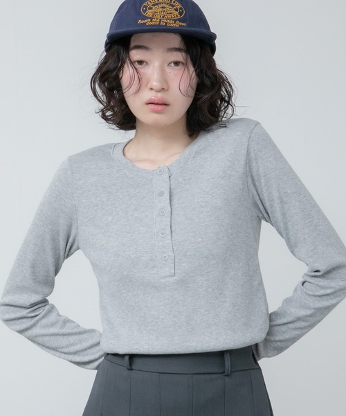 HEILIS(ヘイリス)の「ヘンリーネックリブカットソー / 長袖 Tシャツ カットソー トップス 春服 秋服 冬服 ブラック グレー オフホワイト 白 黒 韓国 ノームコア シンプル カジュアル ガーリー レイヤード インナー(Tシャツ/カットソー・レディース・ブルー/ホワイト/グレー・FREE)」の4枚目の写真