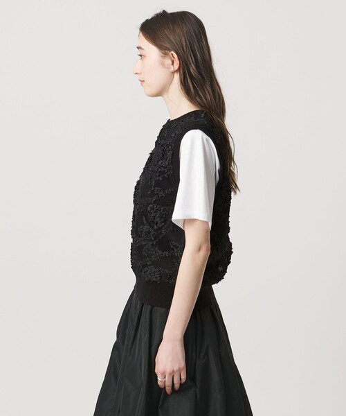 UNITED ARROWS（ユナイテッドアローズ）の「エンブロイダリーフラワー メッシュ ベスト（ニット/セーター・レディース・オフホワイト/ブラック・FREE）」の10枚目の写真