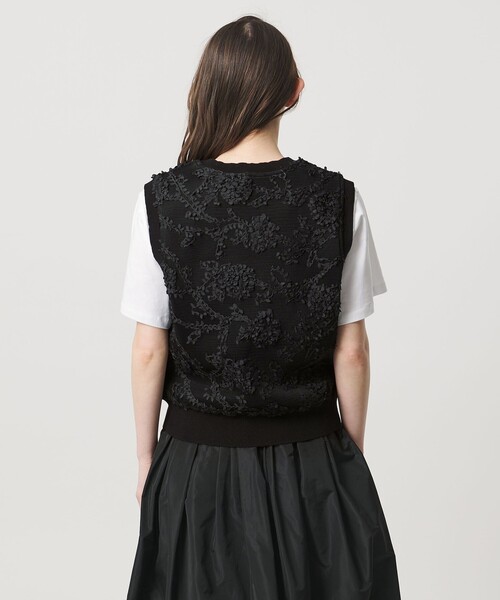 UNITED ARROWS（ユナイテッドアローズ）の「エンブロイダリーフラワー メッシュ ベスト（ニット/セーター・レディース・オフホワイト/ブラック・FREE）」の11枚目の写真