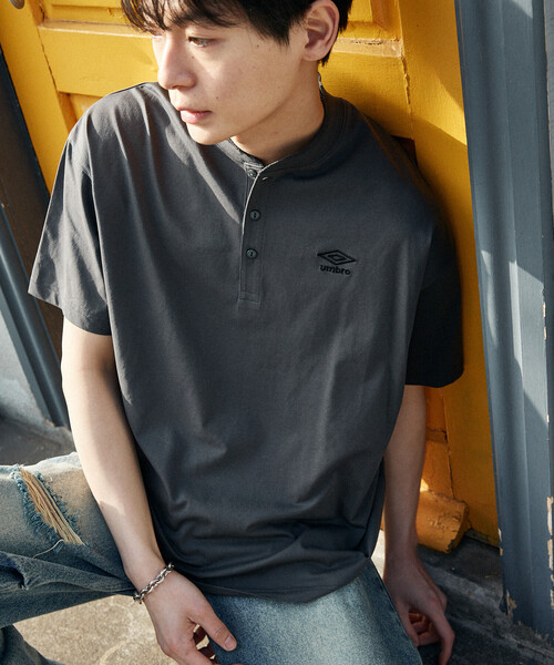 UMBRO(アンブロ)の「UMBRO × PUBLUX/アンブロ <吸水速乾>別注 プレーティング天竺ヘンリーネックTシャツ 限定展開(Tシャツ/カットソー・メンズ・チャコールグレー/ブラック/ライトグレー/ホワイト・LARGE/MEDIUM)」の4枚目の写真