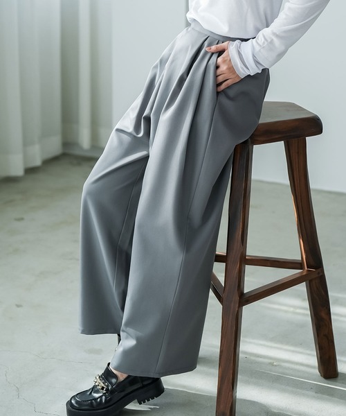 mili an deni(ミリアンデニ)の「ポリレーヨンクロスツータックストレートパンツ(スラックス・レディース・グレー/ブラック/アイボリー・M)」の3枚目の写真