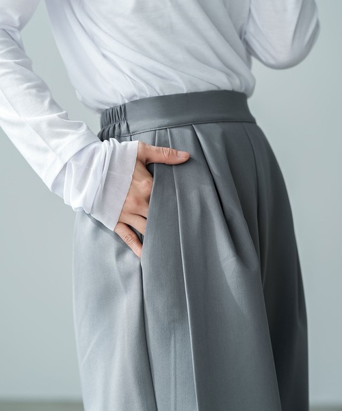 mili an deni(ミリアンデニ)の「ポリレーヨンクロスツータックストレートパンツ(スラックス・レディース・グレー/ブラック/アイボリー・M)」の18枚目の写真