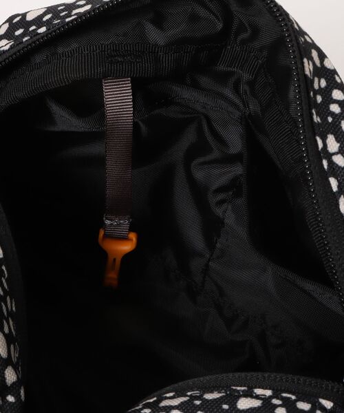 TSURUYA(ツルヤ)の「《KELTY》DP ROUND TOP BAG S(ショルダーバッグ・メンズ・ゴールド/ブラック/グレー・フリー)」の4枚目の写真