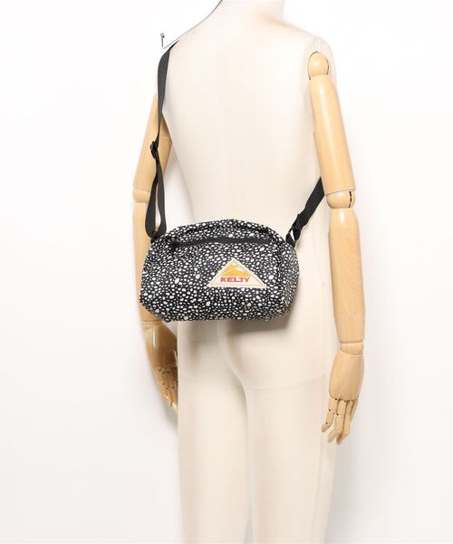 TSURUYA(ツルヤ)の「《KELTY》DP ROUND TOP BAG S(ショルダーバッグ・メンズ・ゴールド/ブラック/グレー・フリー)」の7枚目の写真