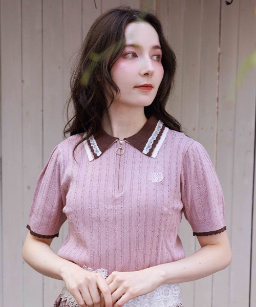 axes femme(アクシーズファム)の「刺繍入りジップニットポロ(ニット/セーター・レディース・イエロー/ピンク/グレイッシュベージュ/レッド/ブラック・FREE)」の4枚目の写真