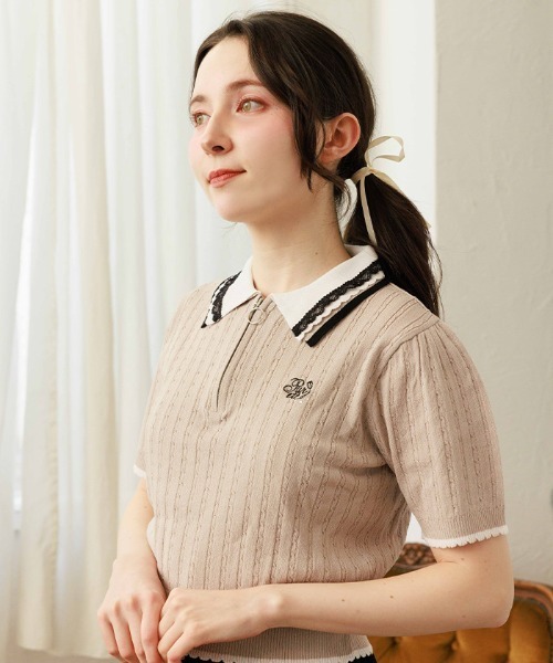 axes femme(アクシーズファム)の「刺繍入りジップニットポロ(ニット/セーター・レディース・イエロー/ピンク/グレイッシュベージュ/レッド/ブラック・FREE)」の3枚目の写真