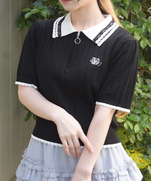 axes femme(アクシーズファム)の「刺繍入りジップニットポロ(ニット/セーター・レディース・イエロー/ピンク/グレイッシュベージュ/レッド/ブラック・FREE)」の2枚目の写真