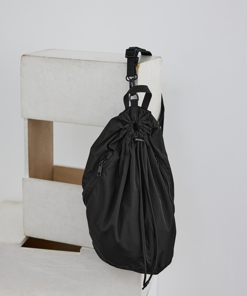 SALON adam et rope'(サロン アダム エ ロペ)の「【WEB限定】2WAYナップサック / 撥水・軽量(バックパック/リュック・レディース・ベージュ系その他2/ブラック・FREE)」の2枚目の写真