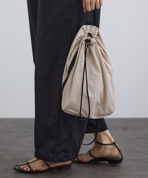 SALON adam et rope'(サロン アダム エ ロペ)の「【WEB限定】2WAYナップサック / 撥水・軽量(バックパック/リュック・レディース・ベージュ系その他2/ブラック・FREE)」の22枚目の写真