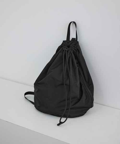 SALON adam et rope'(サロン アダム エ ロペ)の「【WEB限定】2WAYナップサック / 撥水・軽量(バックパック/リュック・レディース・ベージュ系その他2/ブラック・FREE)」の17枚目の写真