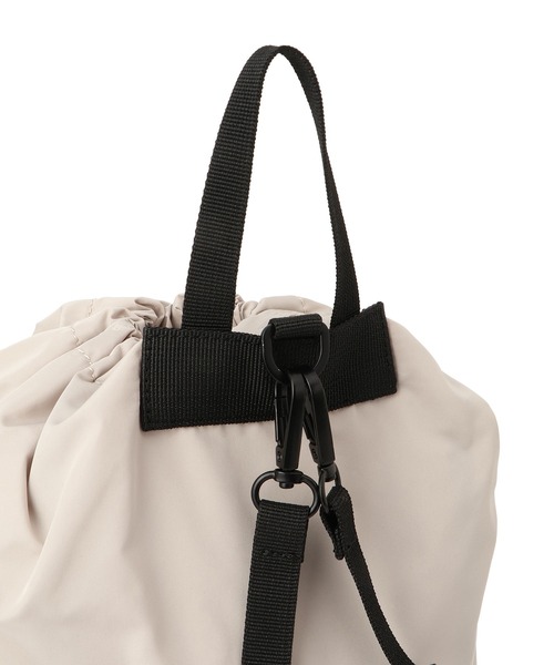 SALON adam et rope'(サロン アダム エ ロペ)の「【WEB限定】2WAYナップサック / 撥水・軽量(バックパック/リュック・レディース・ベージュ系その他2/ブラック・FREE)」の12枚目の写真