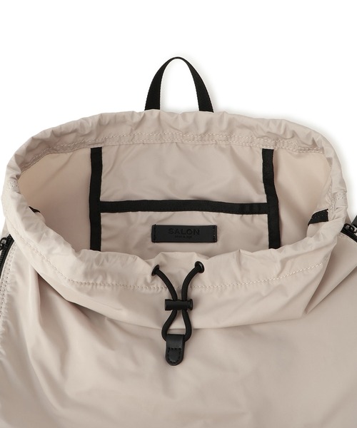 SALON adam et rope'(サロン アダム エ ロペ)の「【WEB限定】2WAYナップサック / 撥水・軽量(バックパック/リュック・レディース・ベージュ系その他2/ブラック・FREE)」の6枚目の写真