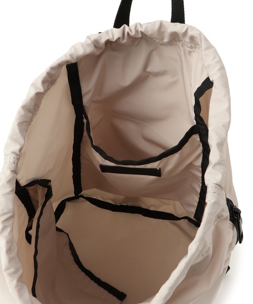 SALON adam et rope'(サロン アダム エ ロペ)の「【WEB限定】2WAYナップサック / 撥水・軽量(バックパック/リュック・レディース・ベージュ系その他2/ブラック・FREE)」の7枚目の写真