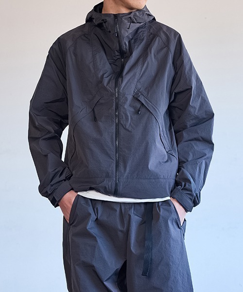 GOLDWIN（ゴールドウィン）の「Goldwin / ゴールドウイン：別注 Dope Dyed Rip-stop Hooded Jacket：ONLYARK-1-2518[PIE]（ナイロンジャケット・メンズ・グレー系その他・3/2/1）」の2枚目の写真