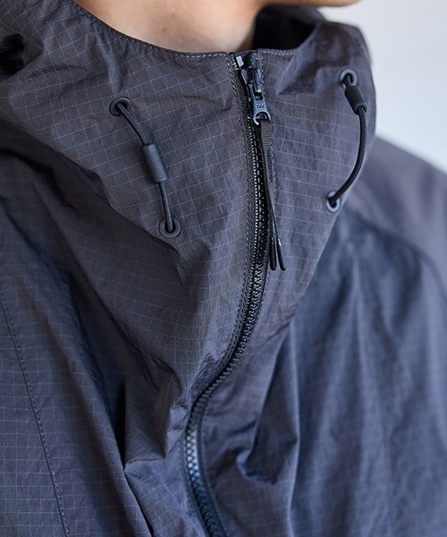 GOLDWIN（ゴールドウィン）の「Goldwin / ゴールドウイン：別注 Dope Dyed Rip-stop Hooded Jacket：ONLYARK-1-2518[PIE]（ナイロンジャケット・メンズ・グレー系その他・3/2/1）」の5枚目の写真