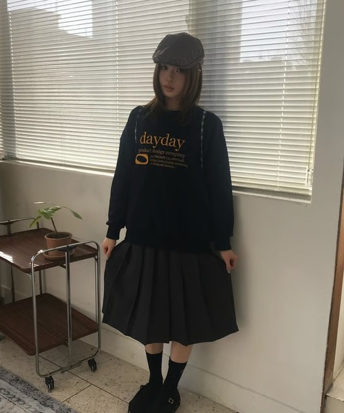 DAYDAY（デイデイ）の「カテゴリーロゴクルーネックスウェットシャツ（スウェット・レディース・ブラウン/ネイビー・M/L）」の3枚目の写真