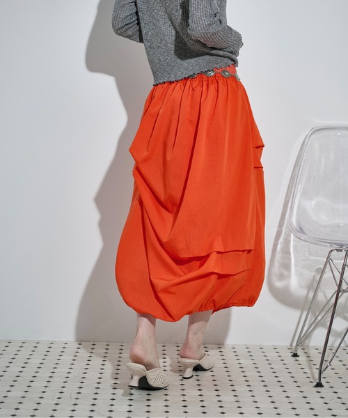 THE YOn(ザヨン)の「アシメタックデザインバルーンミモレスカート(スカート・レディース・ブラック/オフホワイト/オレンジ・FREE)」の5枚目の写真