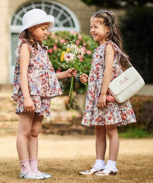 BeBe（ベベ）の「【お揃い】ラフィアポンポンブレード編みポシェット（ショルダーバッグ・キッズ・ホワイト/ブラウン・FREE）」の3枚目の写真