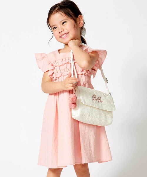 BeBe（ベベ）の「【お揃い】ラフィアポンポンブレード編みポシェット（ショルダーバッグ・キッズ・ホワイト/ブラウン・FREE）」の4枚目の写真