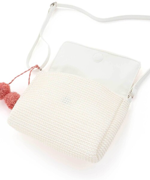 BeBe（ベベ）の「【お揃い】ラフィアポンポンブレード編みポシェット（ショルダーバッグ・キッズ・ホワイト/ブラウン・FREE）」の9枚目の写真
