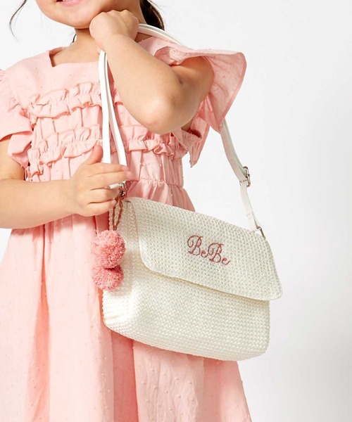 BeBe(ベベ)の「【お揃い】ラフィアポンポンブレード編みポシェット(ショルダーバッグ・キッズ・ホワイト/ブラウン・FREE)」の1枚目の写真