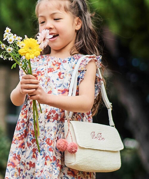 BeBe(ベベ)の「【お揃い】ラフィアポンポンブレード編みポシェット(ショルダーバッグ・キッズ・ホワイト/ブラウン・FREE)」の6枚目の写真