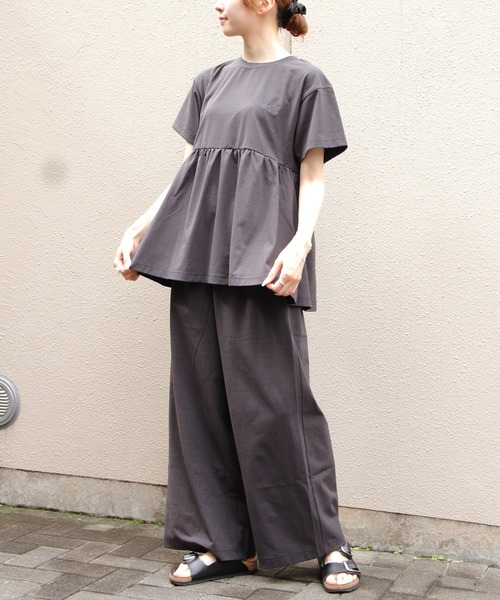 THOUSAND MILE（サウザンドマイル）の「THOUSAND MILE/サウザンドマイル　ギャザーウエストTEE＆ワイドパンツ セットアップ　GATHERED WAIST TEE&WIDE PANTS SET（セットアップ・レディース・ブラック/ブラウン/ホワイト×ブラック・FREE）」の3枚目の写真
