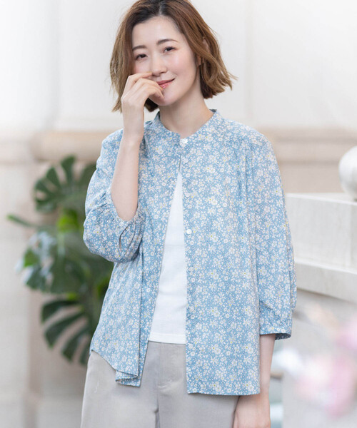 Petit Honfleur(プチオンフルール)の「【Liberty】リバティプリントスタンドカラーシャツ(シャツ/ブラウス・レディース・ネイビー/ピンク/サックスブルー/ブルー・9号/11号)」の2枚目の写真